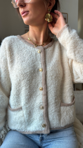 Le gilet CONSTANCE, qui symbolise le glamour propose un col rond, deux poches plaquées et 5 boutons travaillés avec soin sur le devant du gilet. On adore ses boutons dorés qui ajoutent une touche de chic. A matcher avec un jean taille haut pour un look urbain ou une jupe pour un style chic. Gilet beige tout doux Boutons dorés 2 poches côtés