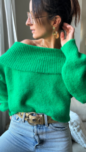 Vous ne pourrez pas résister au charme fou du pull AURORE ! Ce modèle manches longues présente une coupe originale avec un large col bardot qui dénude les épaules avec élégance. Un pull aux lignes ultra féminines à porter sur un jean, une jupe longue ou sur nos robes préférées ! – Pull manches longues – Epaules dénudées – Col bardot