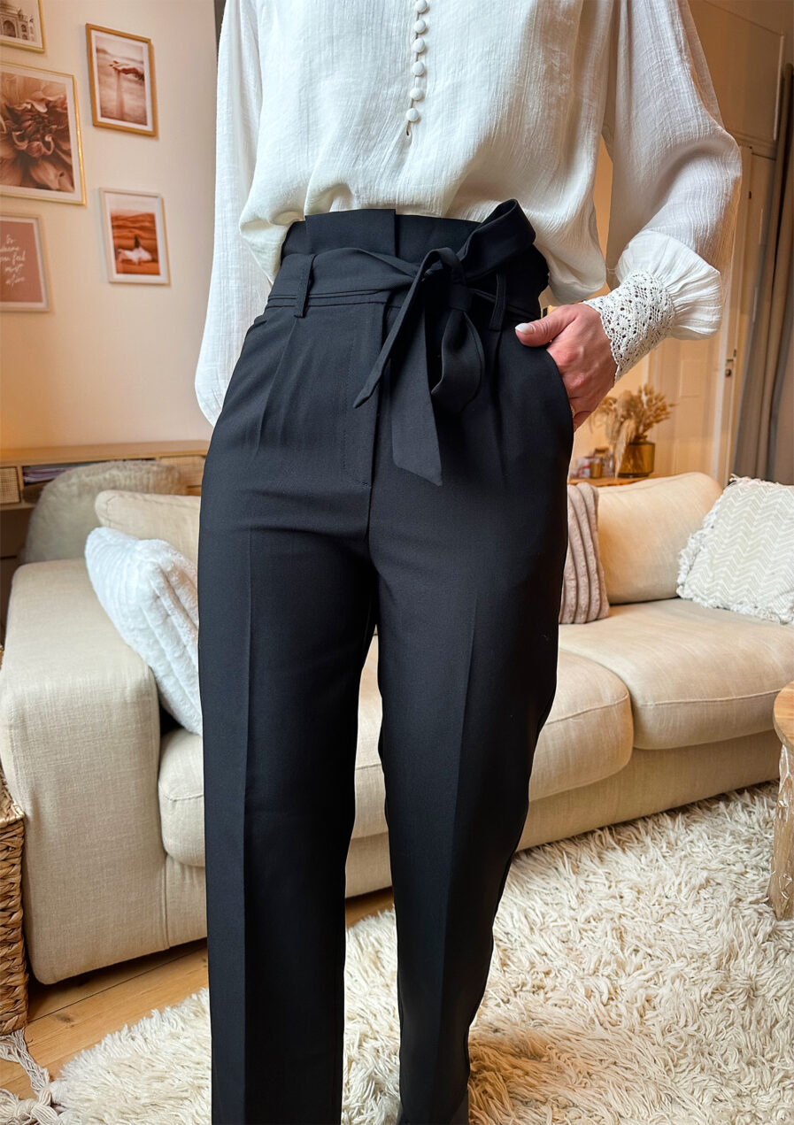 Notre nouveau pantalon LISÉA vous fera des jambes de rêve : Taille haute et jambe large pour un look mode mais confortable ! Ceinture amovible à nouer à la taille Taille élastiquée (s’adapte aux morphologies) 2 poches côtés