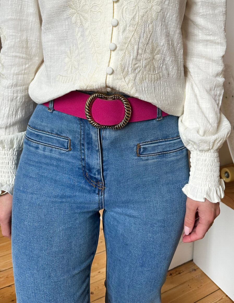 FREDA est une jolie ceinture en cuir fuchsia Fermeture par boucle en métal aspect laiton Largeur : 4cm Longueur réglable Véritable accessoire de mode, cette ceinture sait joliment mettre en valeur vos jeans et vos plus belles robes !