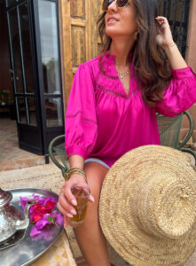 LÉNA est une superbe blouse fuchsia à l’allure bohème chic ! Elle se démarque par son encolure en V et ses détails de fronces au niveau des épaules. Finitions jour échelle sur l’avant et aux manches Manches bouffantes longueur 3/4 boutonnées