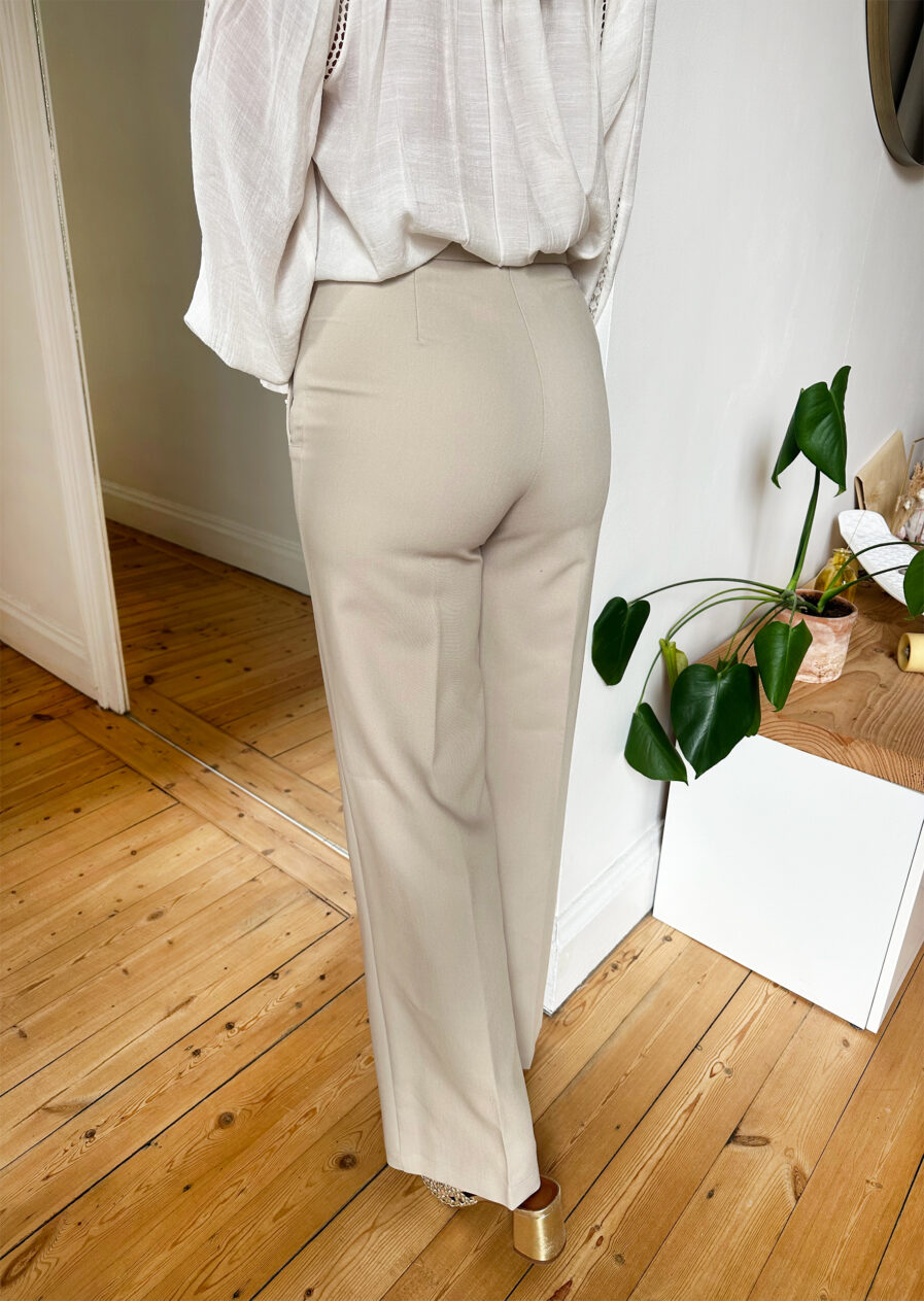 Voici AXEL, notre nouveau pantalon taille haute à ponts dans son coloris beige, intemporel ! 8 boutons en relief doré sur le devant. Coupe large sur le bas de la jambe et ajusté à la cuisse, il mettra votre taille en valeur. On aime le porter avec une paire de baskets ou de talons, pour un look trendy chic !