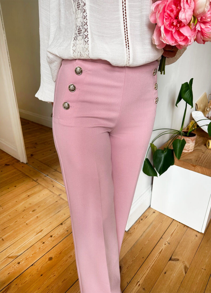Voici AXEL, notre nouveau pantalon taille haute à ponts dans son coloris rose, tendance ! 8 boutons en relief doré sur le devant. Coupe large sur le bas de la jambe et ajusté à la cuisse, il mettra votre taille en valeur. On aime le porter avec une paire de baskets ou de talons, pour un look trendy chic
