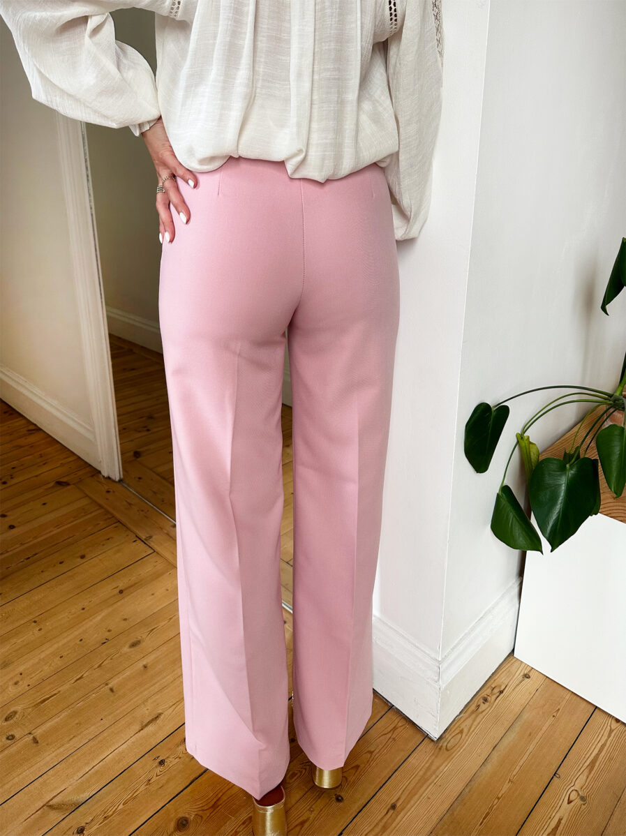 Voici AXEL, notre nouveau pantalon taille haute à ponts dans son coloris rose, tendance ! 8 boutons en relief doré sur le devant. Coupe large sur le bas de la jambe et ajusté à la cuisse, il mettra votre taille en valeur. On aime le porter avec une paire de baskets ou de talons, pour un look trendy chic