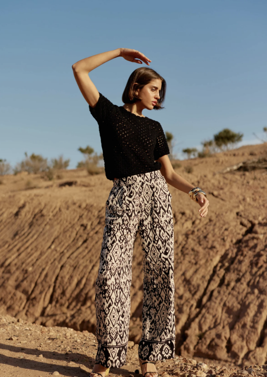 HÉNIA est un sublime pantalon large fluide agréable à porter pour les beaux jours ! Imprimé graphique Ikat Poches italiennes Taille élastiquée dans le dos Frise bas de pantalon