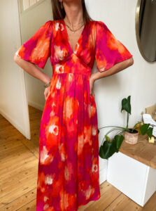 Voici ANASTASIA notre nouvelle robe pleine de pep’s ! Son imprimé tie and dye oranger nous rappelle un sublime coucher de soleil, elle sera parfaite pour toutes vos occasions. Robe longue imprimé fuchsia, orange et ecru Joli décolleté V avec empiècement sous poitrine Manches courtes Taille élastiquée pour un maximum de confort Tissu fluide satiné Modèle doublé, doublure en viscose Incroyablement belle, on aime la porter de façon quotidienne ou bien occasionnelle par exemple pour un mariage, cérémonie .. Ajoutez à cette robe vos plus beaux bijoux dorés et le tour est joué !