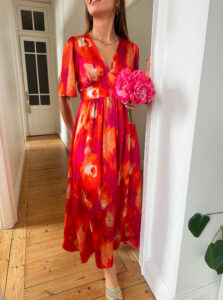 Voici ANASTASIA notre nouvelle robe pleine de pep’s ! Son imprimé tie and dye oranger nous rappelle un sublime coucher de soleil, elle sera parfaite pour toutes vos occasions. Robe longue imprimé fuchsia, orange et ecru Joli décolleté V avec empiècement sous poitrine Manches courtes Taille élastiquée pour un maximum de confort Tissu fluide satiné Modèle doublé, doublure en viscose Incroyablement belle, on aime la porter de façon quotidienne ou bien occasionnelle par exemple pour un mariage, cérémonie .. Ajoutez à cette robe vos plus beaux bijoux dorés et le tour est joué !