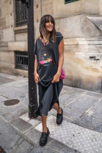 EVA est la robe tee-shirt avec impression “California” que l’on aime enfiler l’été ! Impression “California” sur le devant Manches courtes Col V élégant 50% Coton biologique / 50% Coton Elle souligne un esprit décontracté et estival. Elle est également dotée de deux fentes latérales, offrant une liberté de mouvement et une silhouette fluide.