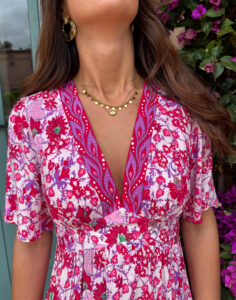 Dites bonjour à notre nouvelle robe LINA ! Très bohème elle sera parfaite pour toutes vos occasions. Robe longue imprimé fleuri rose, fuchsia et mauve Joli décolleté V avec empiècement sous poitrine Manches courtes Taille élastiquée pour un maximum de confort Incroyablement belle, on aime la porter de façon quotidienne ou bien occasionnelle par exemple pour un mariage, cérémonie .. Ajoutez à cette robe vos plus beaux bijoux dorés et le tour est joué !