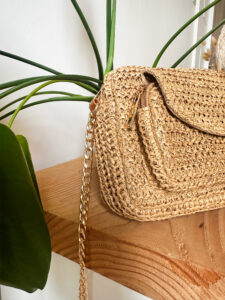 Coup de foudre pour notre sac bandoulière ELSA façon rafia, idéal pour les beaux jours ! Pièce mode, il nous charme par sa matière tendance pour la saison printemps été et accompagnera vos looks pour une allure bohème ! On aime le porter croisé ou à l’épaule. Bandoulière chaîne Poche zippée devant Poche zippée intérieure