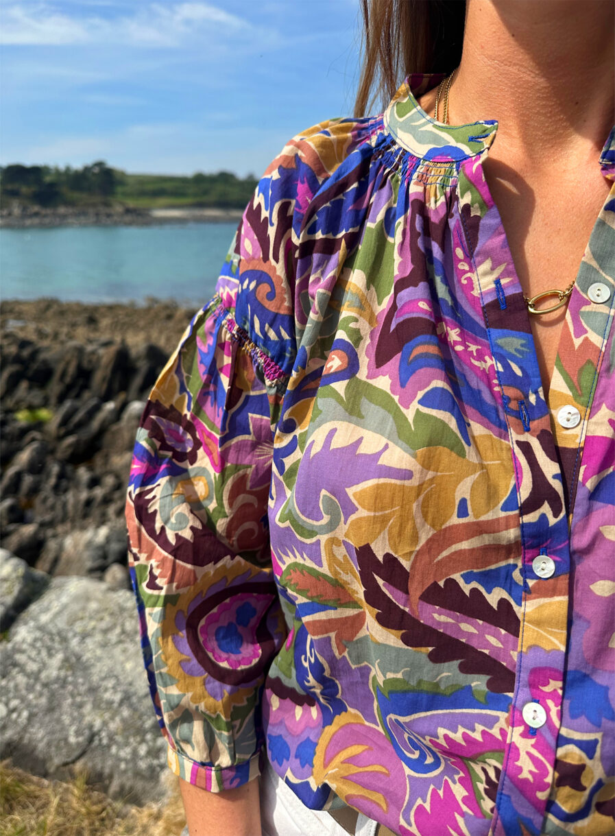Succombez au charme de notre blouse ALEXA en voile de coton ! Joli imprimé motif cachemire violet, vert, kaki et bleu. Col mao Modèle boutonné sur l’avant Manches bouffantes 3/4 qui se ferment à l’aide d’un bouton