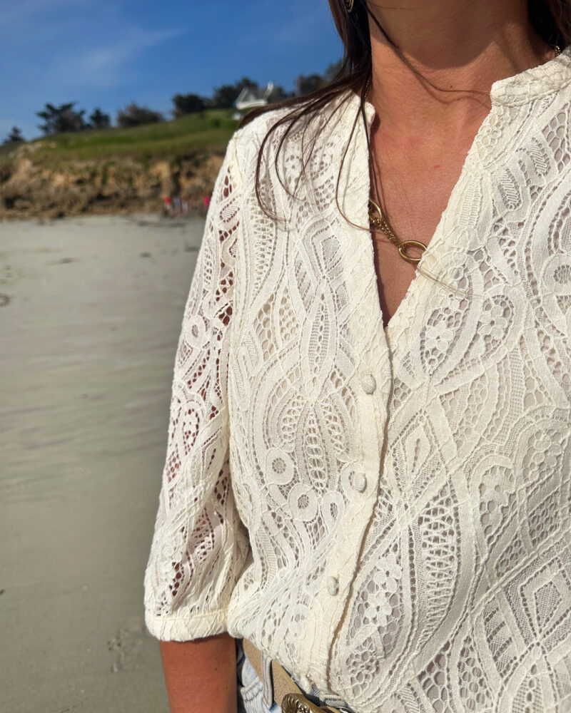 BELLA est une blouse en dentelle avec un joli décolleté V et une patte de boutonnage sur le devant. Ses manches bouffantes sont 3/4 et boutonnées en bas de manches. La blouse est doublée uniquement sur le devant. Le détail des dessins de dentelle apporte du romantisme et de la douceur à cette pièce. Cette pièce rejoint notre gamme en fibres naturelles écoresponsable. On aime la porter avec : Un pantalon large et une ceinture resserrée à la taille pour un look mode, à la pointe de la tendance.