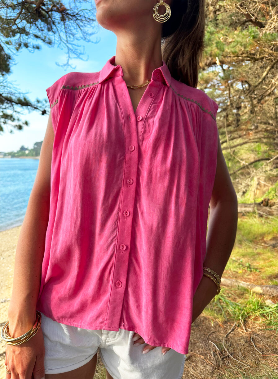 La blouse sans manches MÉLIE présente de jolies broderies à l’encolure et un effet plissé aux découpes des épaules. Col chemise Modèle boutonné sur l’avant