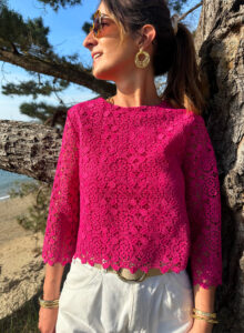 NOÉLIA est une élégante blouse en guipure fuchsia qui fera sensation ! Coupe droite Guipure doublée en voile de coton Ouverture fente milieu dos Encolure ronde Manches 3/4 NOÉLIA est une élégante blouse en guipure fuchsia qui fera sensation ! Coupe droite Guipure doublée en voile de coton Ouverture fente milieu dos Encolure ronde Manches 3/4