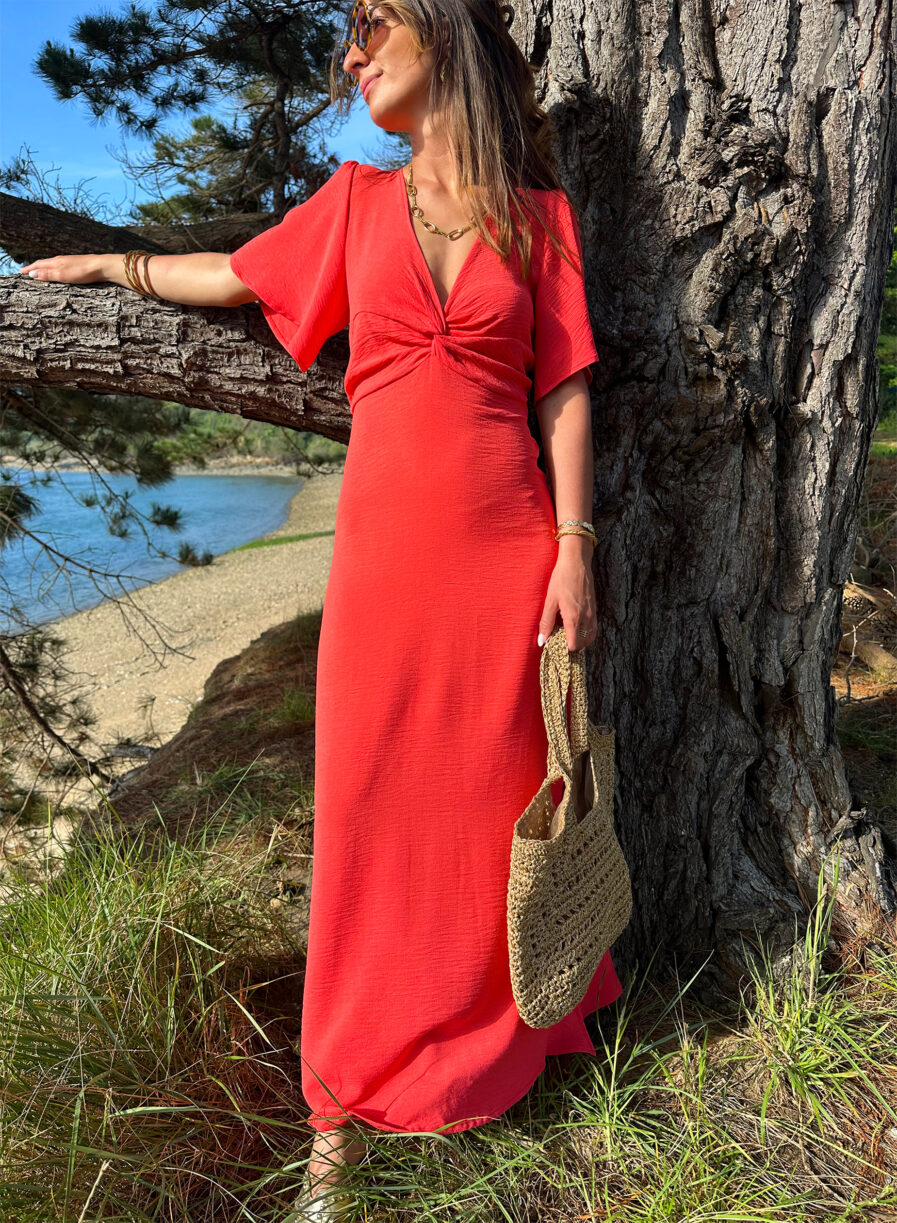 La robe PALOMA vous sublimera grâce à sa coupe fluide et son effet noué sous poitrine. Joli décolleté Manches courtes papillons Modèle fendu en bas de jambe Modèle ajusté avec fermeture éclair au dos Fabrication Française