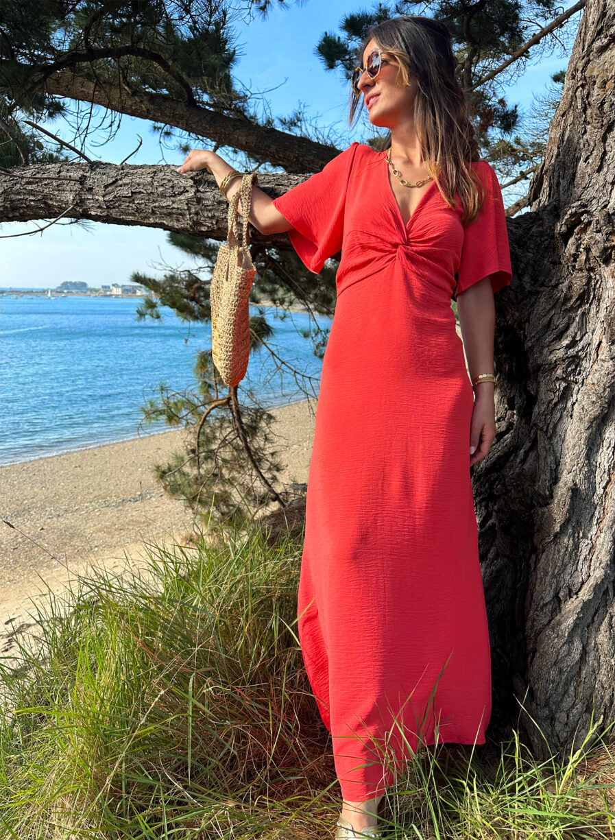 La robe PALOMA vous sublimera grâce à sa coupe fluide et son effet noué sous poitrine. Joli décolleté Manches courtes papillons Modèle fendu en bas de jambe Modèle ajusté avec fermeture éclair au dos Fabrication Française