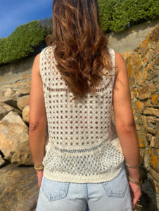 Le crochet est LA tendance de cet été ! JASMINE est le top parfait pour une journée plage entre copines ou en famille ! On adore tous ses détails plus incroyables les uns que les autres ! Top en crochet ajouré Coloris beige Top agréable à porter, ne gratte pas Vous pouvez porter Jasmine au dessus d’un maillot de bain ou bien pour tous les jours avec un joli jean, pantalon en lin ou short..