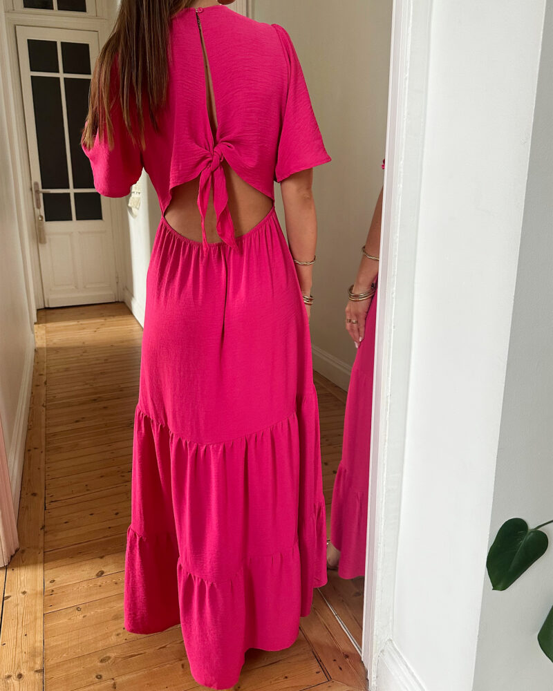 Laissez apparaître votre joli bronzage avec la robe Flora et son superbe dos nu ! Robe longue fluide Décolleté en V Empiècement sous poitrine Dos partiellement nu fermé par un joli noeud Taille élastiquée Fabrication française