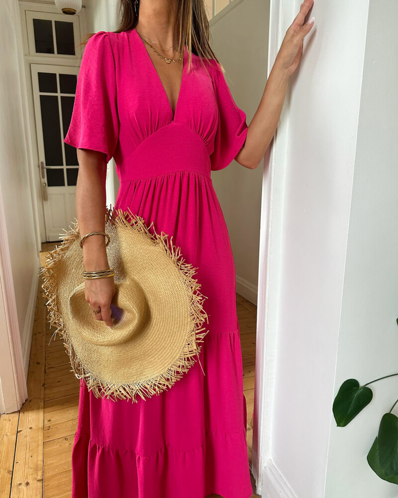 Laissez apparaître votre joli bronzage avec la robe Flora et son superbe dos nu ! Robe longue fluide Décolleté en V Empiècement sous poitrine Dos partiellement nu fermé par un joli noeud Taille élastiquée Fabrication française