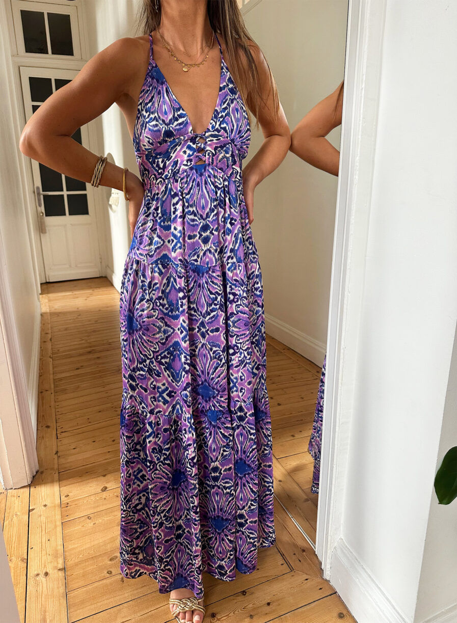 Laissez vous charmer par la belle robe Théa au dos nu spectaculaire ! Motif ethnique bleu et violet Empiècement sous poitrine avec détail croisé Bretelles croisées réglables Dos nu élastiqué pour un maximum de confort Modèle doublé