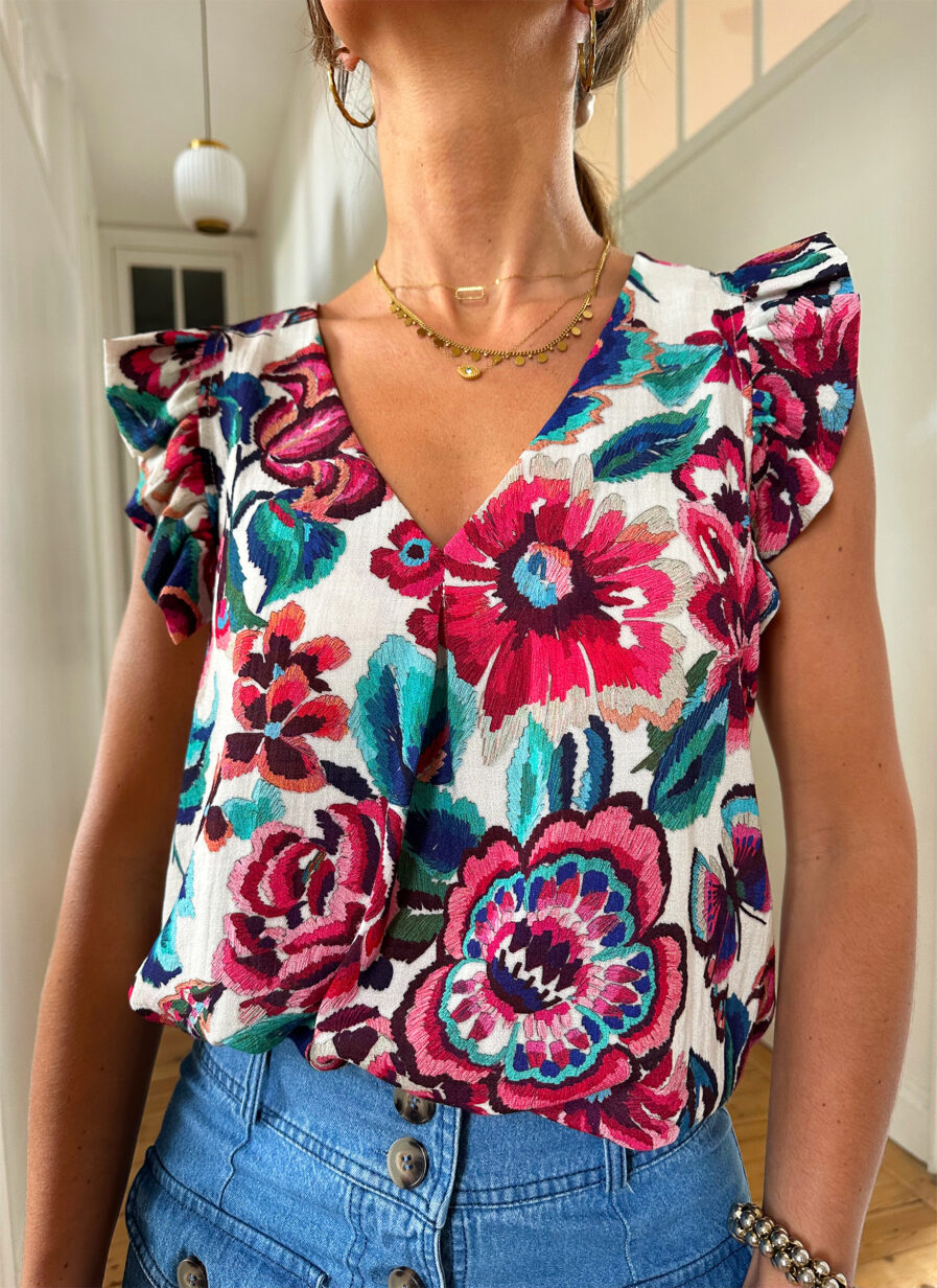 Egayez votre vestiaire estival avec notre nouveau top Isia et son style bohème ! Motif fleuri rose et turquoise Joli décolleté en V et volants sur les épaules Fabrication française