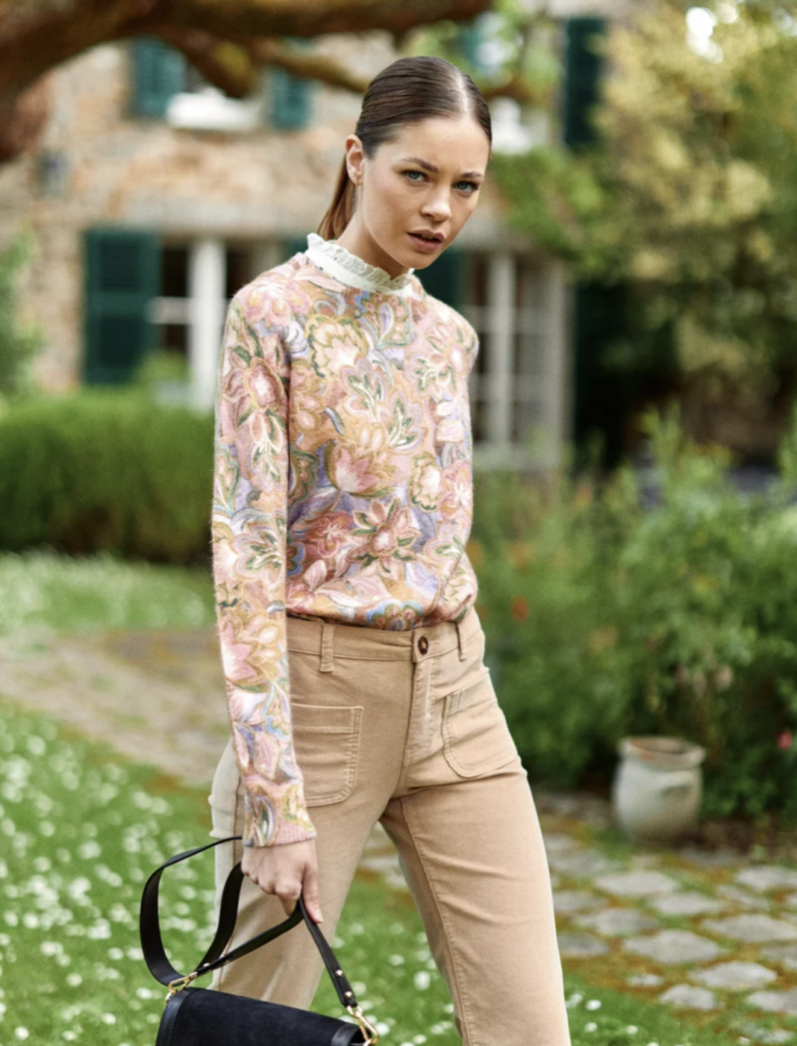 Vous ne pourrez pas résister à notre nouveau pull JOLIA ! Ses fleurs et ses jolies couleurs vous donneront envie de craquer ! C’est LA pièce ultra tendance à avoir dans son dressing ! Imprimé fleuri rose, camel et mauve Col rond Manches longues Ultra doux