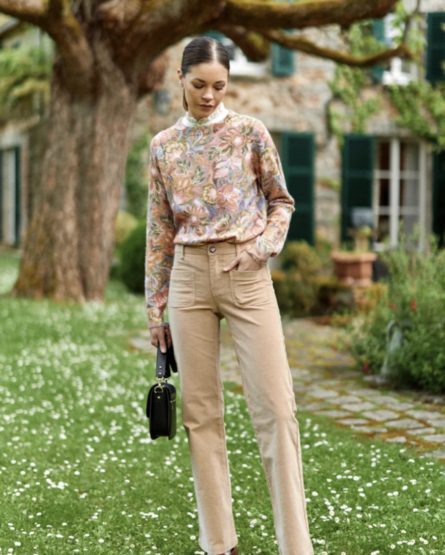 Vous ne pourrez pas résister à notre nouveau pull JOLIA ! Ses fleurs et ses jolies couleurs vous donneront envie de craquer ! C’est LA pièce ultra tendance à avoir dans son dressing ! Imprimé fleuri rose, camel et mauve Col rond Manches longues Ultra doux