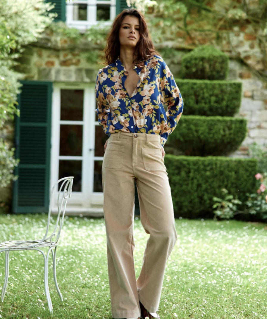 Naura c’est notre nouveau pantalon en velours ultra mode ! Vos jambes s’allongent, c’est magique ! – Coupe flare et taille haute – Passants à la taille – Poches plaquées devant et dos On aime le porter avec : une grosse maille ou un haut fleuri pour un look tendance automnal !