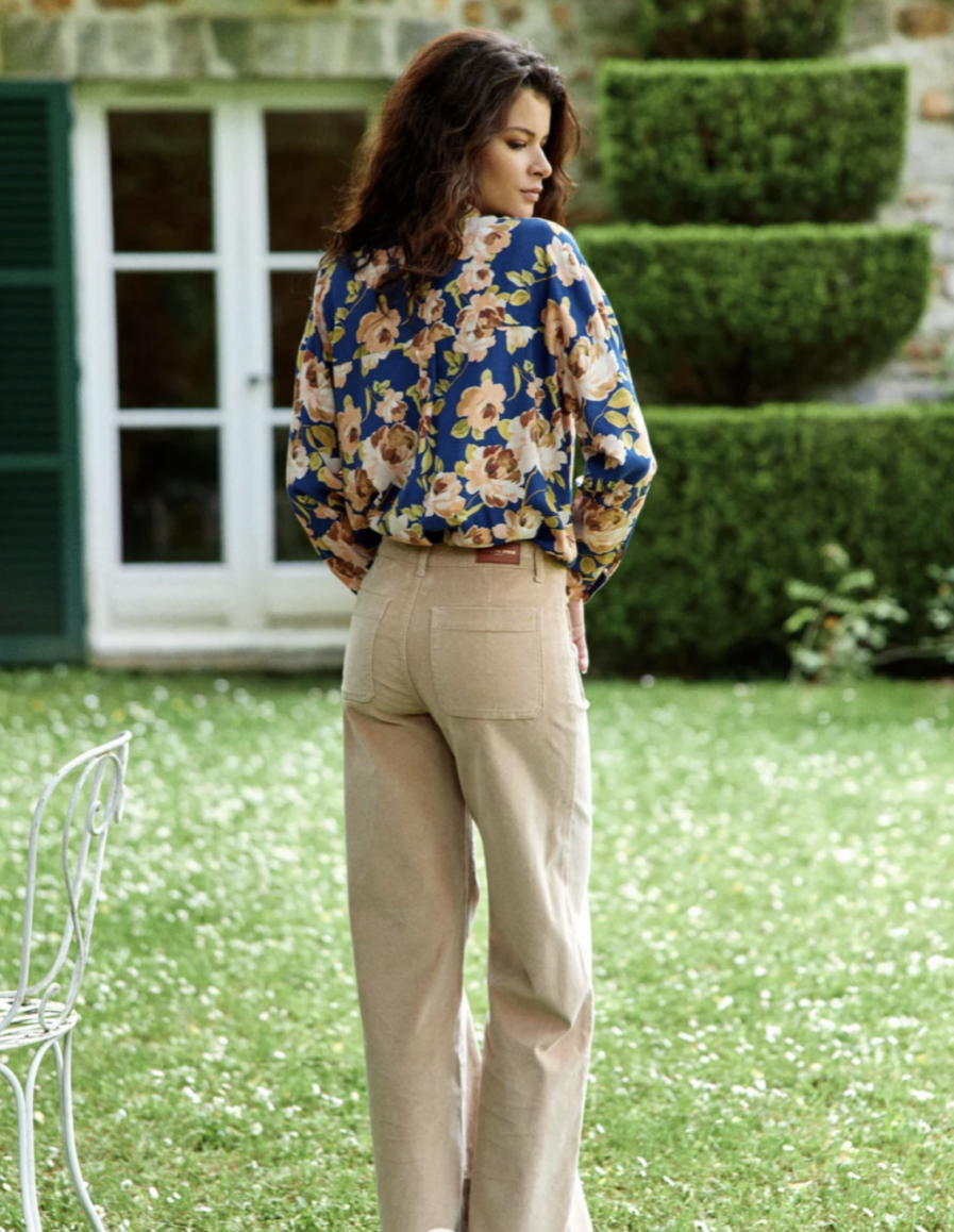 Naura c’est notre nouveau pantalon en velours ultra mode ! Vos jambes s’allongent, c’est magique ! – Coupe flare et taille haute – Passants à la taille – Poches plaquées devant et dos On aime le porter avec : une grosse maille ou un haut fleuri pour un look tendance automnal !