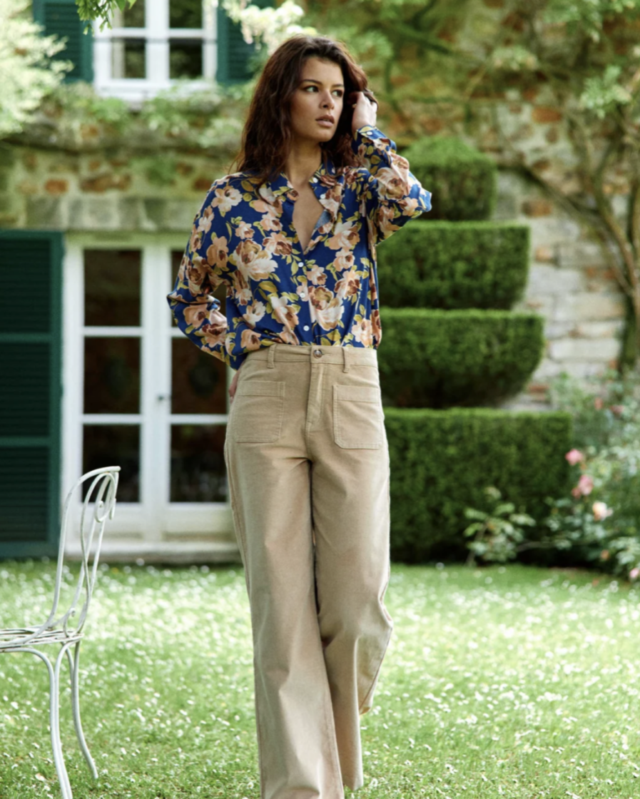 Naura c’est notre nouveau pantalon en velours ultra mode ! Vos jambes s’allongent, c’est magique ! – Coupe flare et taille haute – Passants à la taille – Poches plaquées devant et dos On aime le porter avec : une grosse maille ou un haut fleuri pour un look tendance automnal !