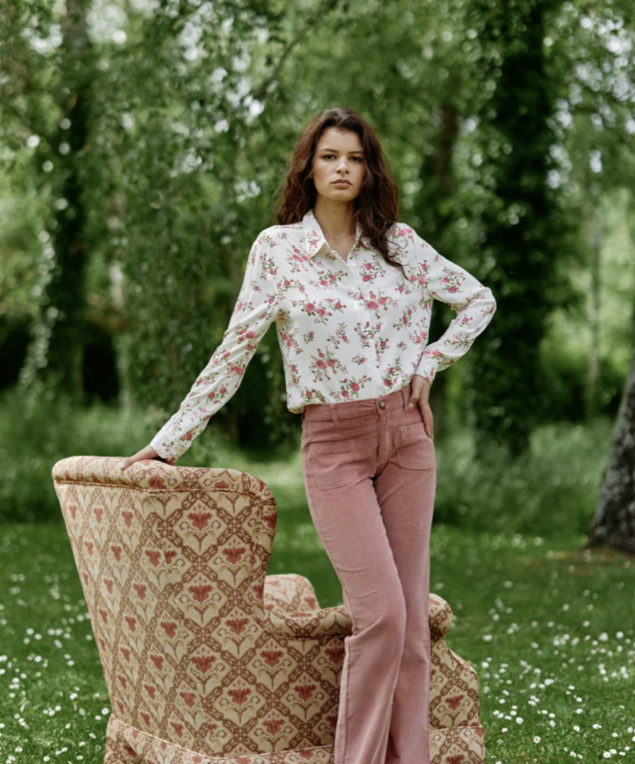 MELODIA c’est notre nouveau pantalon en velours ultra tendance ! Vos jambes s’allongent, c’est magique ! – Coupe évasée en bas de jambes – Deux poches plaquées sur le devant – Fausses poches passepoilées à l’arrière – Fermeture bouton façon corne et zip On aime le porter avec : une grosse maille ou un haut fleuri pour un look tendance automnal !