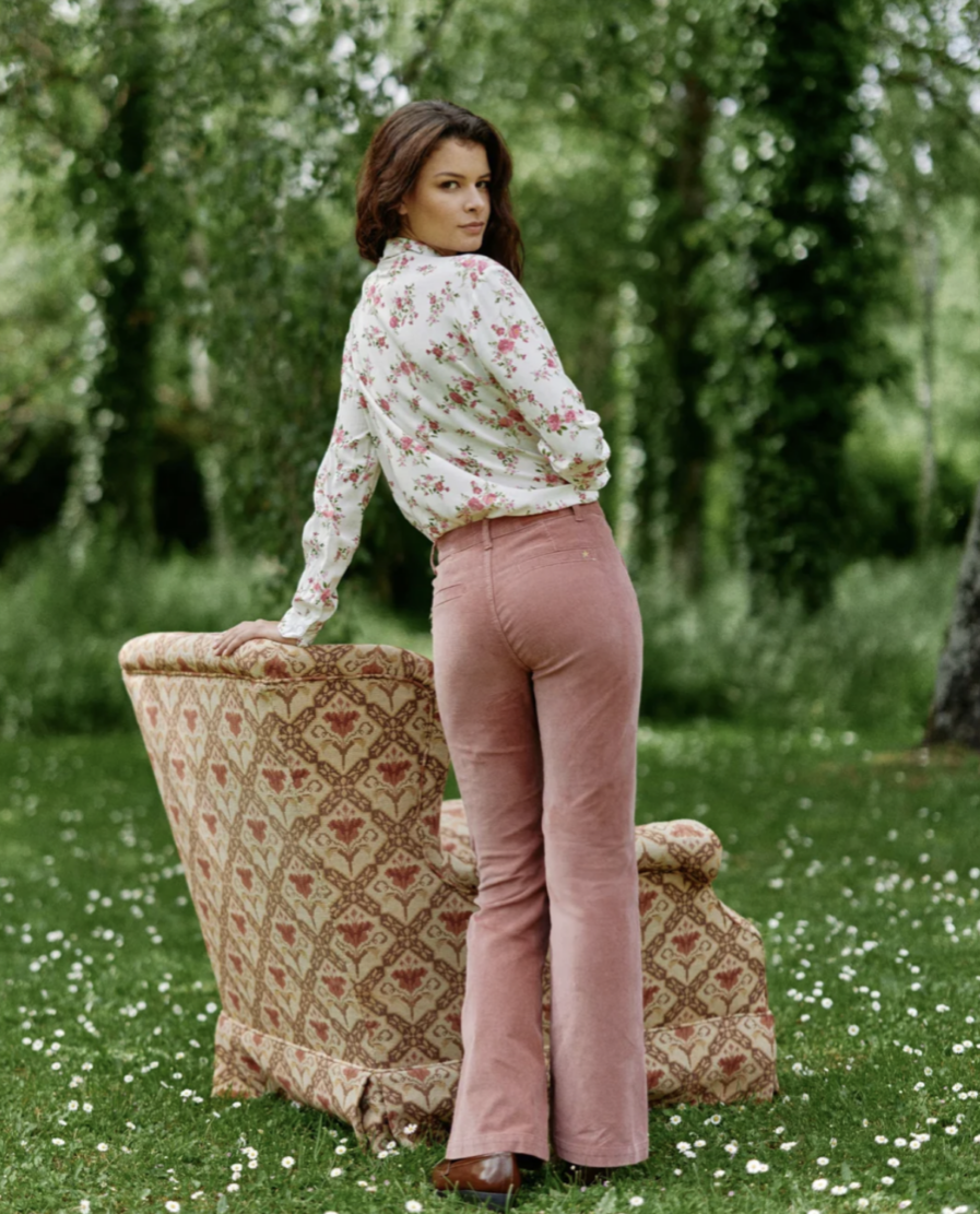 MELODIA c’est notre nouveau pantalon en velours ultra tendance ! Vos jambes s’allongent, c’est magique ! – Coupe évasée en bas de jambes – Deux poches plaquées sur le devant – Fausses poches passepoilées à l’arrière – Fermeture bouton façon corne et zip On aime le porter avec : une grosse maille ou un haut fleuri pour un look tendance automnal !