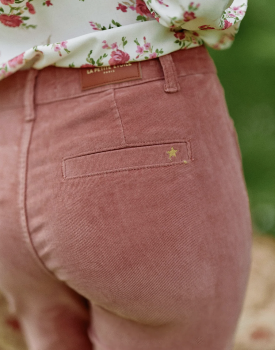 MELODIA c’est notre nouveau pantalon en velours ultra tendance ! Vos jambes s’allongent, c’est magique ! – Coupe évasée en bas de jambes – Deux poches plaquées sur le devant – Fausses poches passepoilées à l’arrière – Fermeture bouton façon corne et zip On aime le porter avec : une grosse maille ou un haut fleuri pour un look tendance automnal !