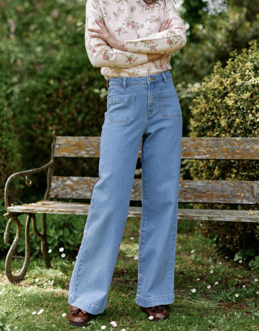 HANNA est notre nouveau jean ultra tendance à la coupe flare et taille haute ! Il va vous sublimer grâce à sa taille haute et coupe évasée. Passants à la taille Poches plaquées devant et dos Fermeture zip et par un bouton doré