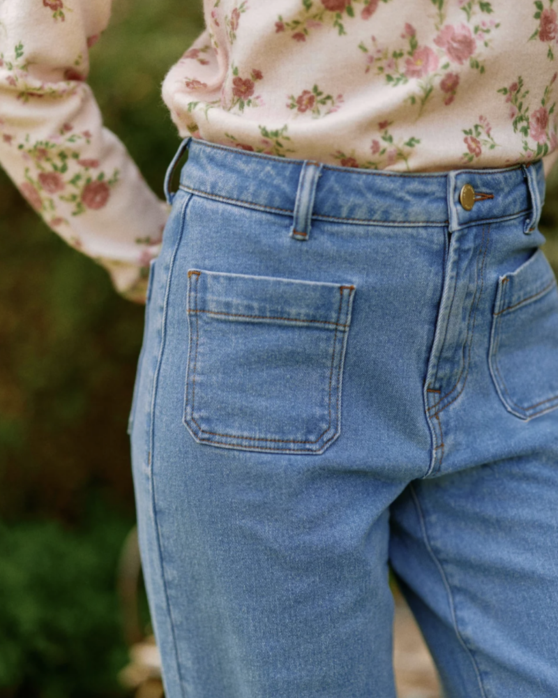 HANNA est notre nouveau jean ultra tendance à la coupe flare et taille haute ! Il va vous sublimer grâce à sa taille haute et coupe évasée. Passants à la taille Poches plaquées devant et dos Fermeture zip et par un bouton doré