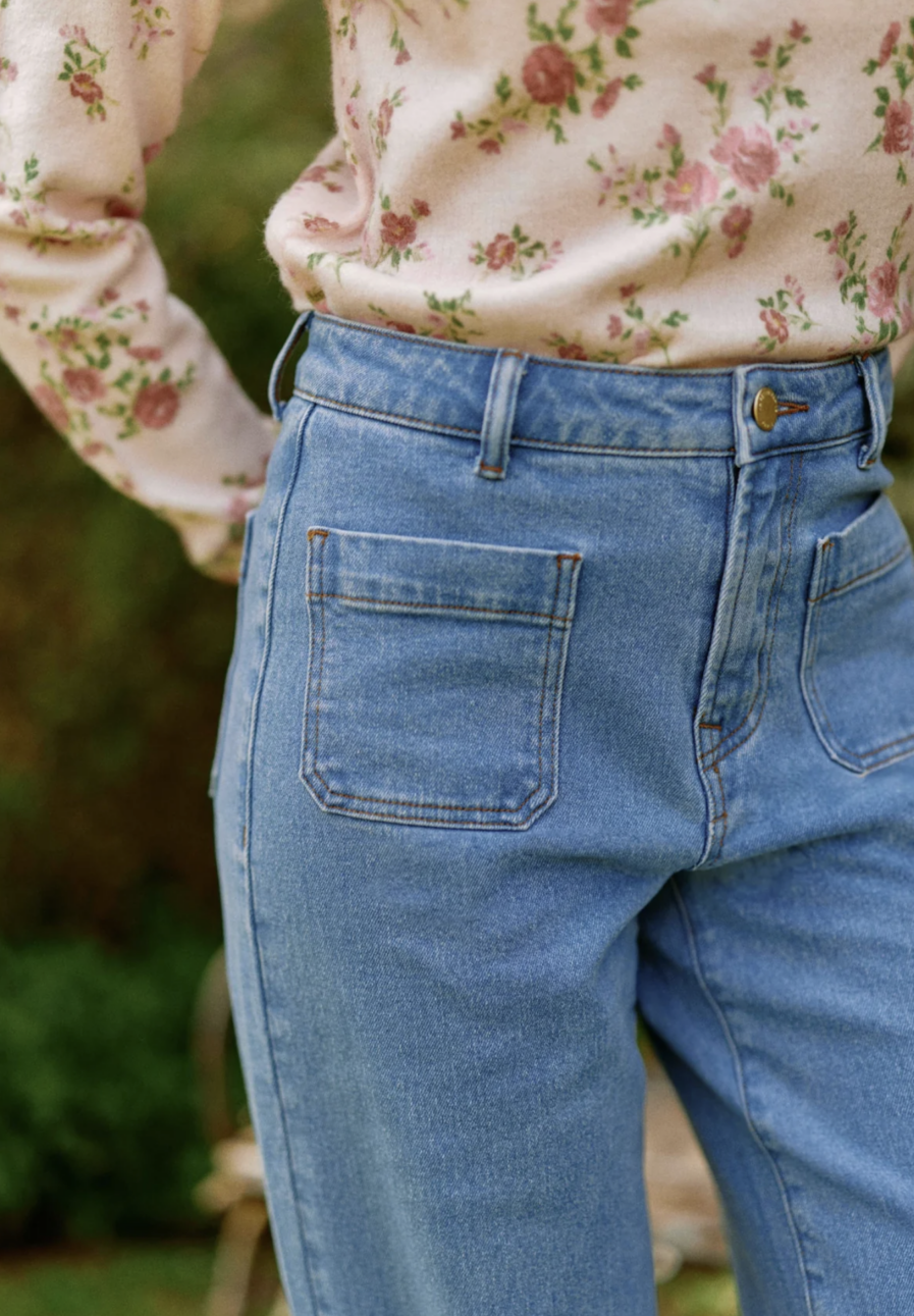 HANNA est notre nouveau jean ultra tendance à la coupe flare et taille haute ! Il va vous sublimer grâce à sa taille haute et coupe évasée. Passants à la taille Poches plaquées devant et dos Fermeture zip et par un bouton doré