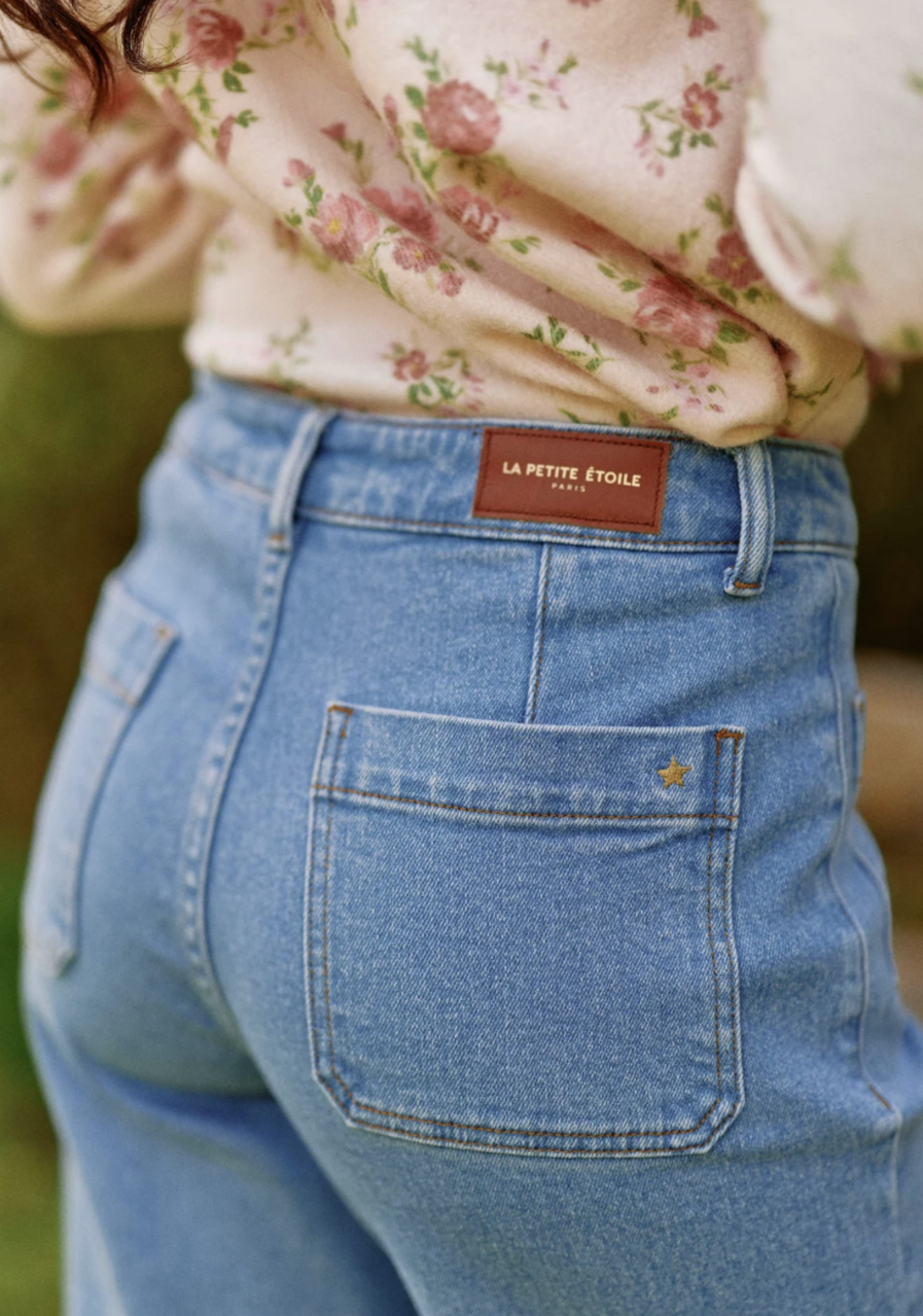 HANNA est notre nouveau jean ultra tendance à la coupe flare et taille haute ! Il va vous sublimer grâce à sa taille haute et coupe évasée. Passants à la taille Poches plaquées devant et dos Fermeture zip et par un bouton doré