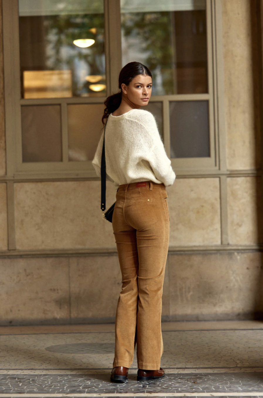 Notre mythique pantalon Lana, édition velours ultra chic. Vos jambes s’allongent, c’est magique ! – Pantalon bootcut en velours côtelé – Deux poches plaquées sur le devant – Passants à la taille – Fausses poches passepoilées à l’arrière – Bouton doré et zip pour fermer – Modèle déposé On aime le porter avec : un gros pull et une paire de bottines un look tendance automnal !