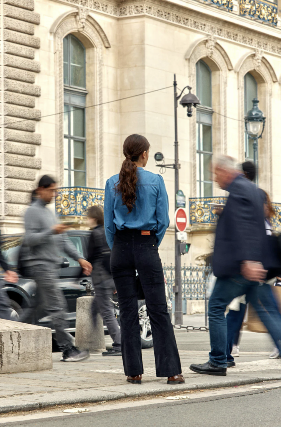 Notre mythique pantalon Lana, édition velours ultra chic. Vos jambes s’allongent, c’est magique ! – Pantalon bootcut en velours côtelé – Deux poches plaquées sur le devant – Passants à la taille – Fausses poches passepoilées à l’arrière – Bouton doré et zip pour fermer – Modèle déposé On aime le porter avec : notre pull Amandine zébré, et nos baskets léopard pour un look tendance automnal !