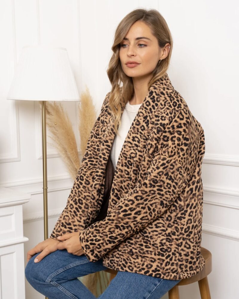 MATHILDA est la veste tendance de la saison ! Veste matelassée ouverte, avec un imprimé léopard dans les tons camel et noir. Deux poches ouvertes sur le devant. Entièrement doublée