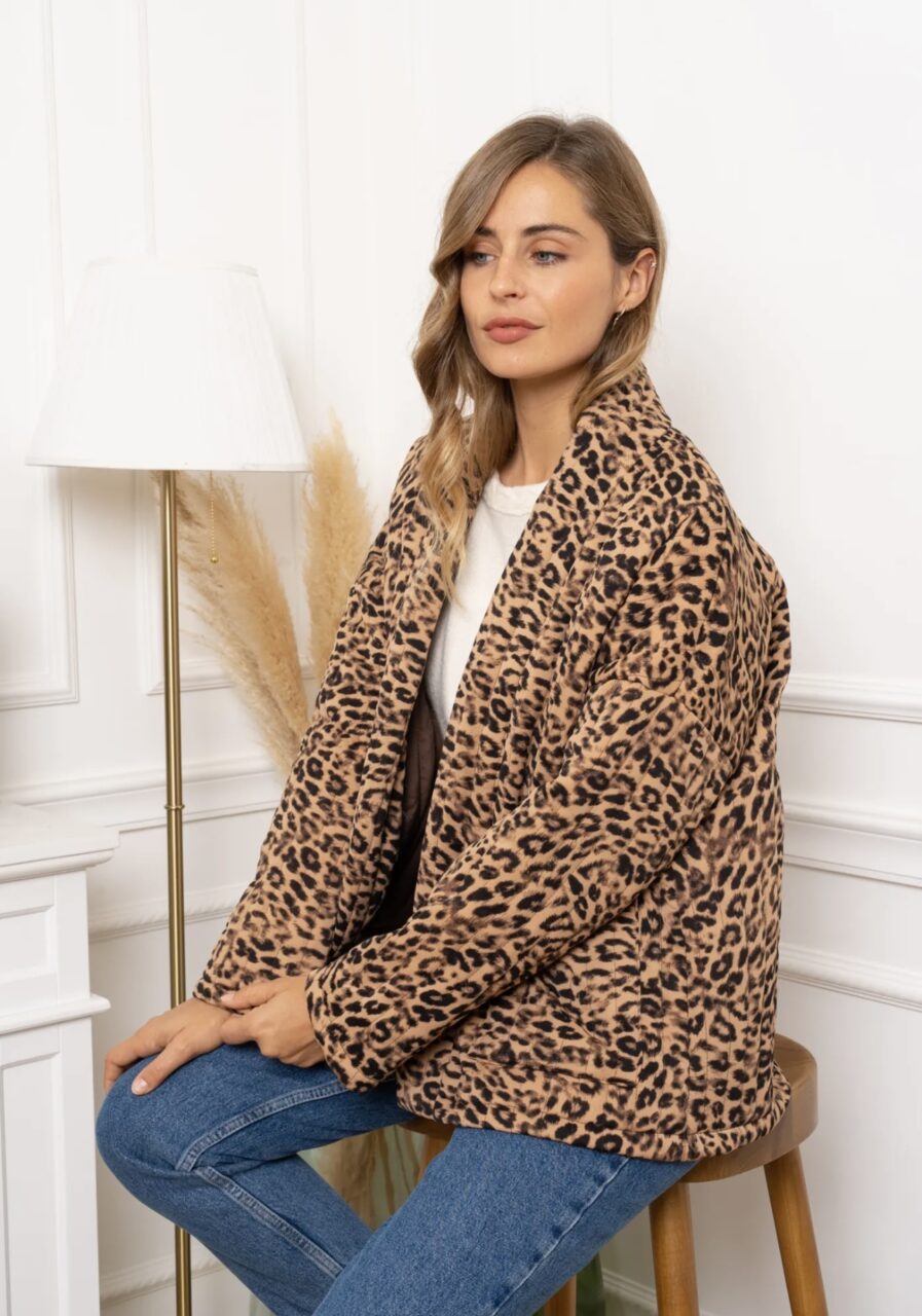 MATHILDA est la veste tendance de la saison ! Veste matelassée ouverte, avec un imprimé léopard dans les tons camel et noir. Deux poches ouvertes sur le devant. Entièrement doublée