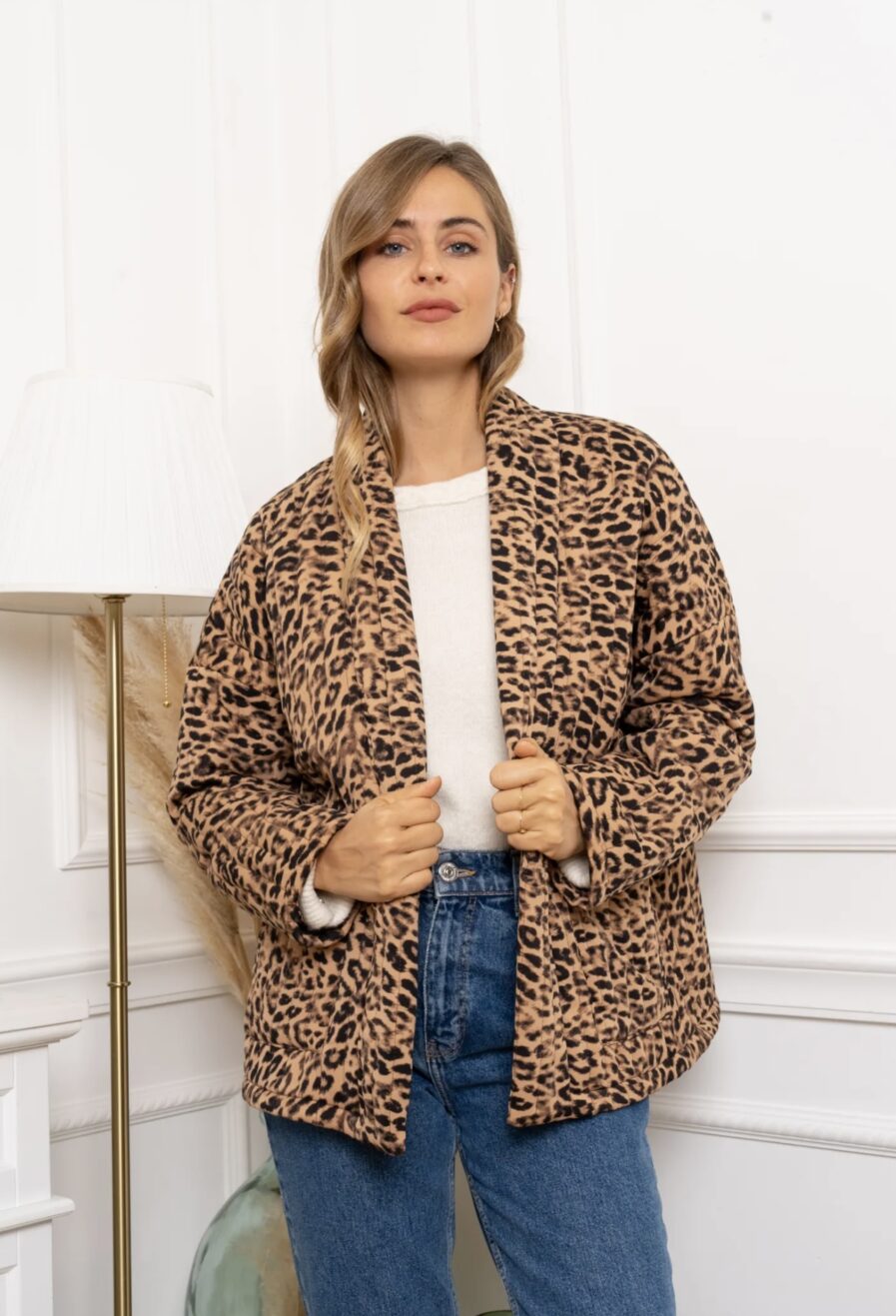 MATHILDA est la veste tendance de la saison ! Veste matelassée ouverte, avec un imprimé léopard dans les tons camel et noir. Deux poches ouvertes sur le devant. Entièrement doublée