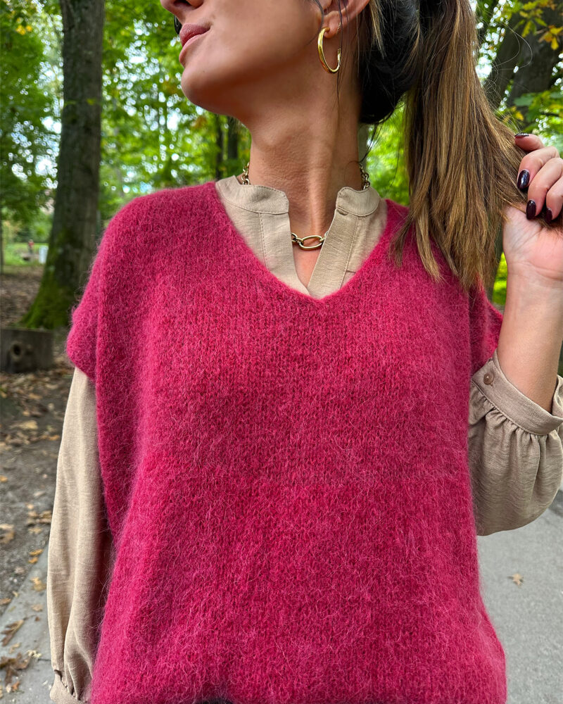 Enveloppez-vous dans notre pull MAEVA tout doux ! Coloris rouge éclatant Jolie encolure V Maille enveloppante toute douce avec 33% de baby alpaga, ne gratte pas Modèle sans manches à porter en superposition au dessus d’une jolie blouse