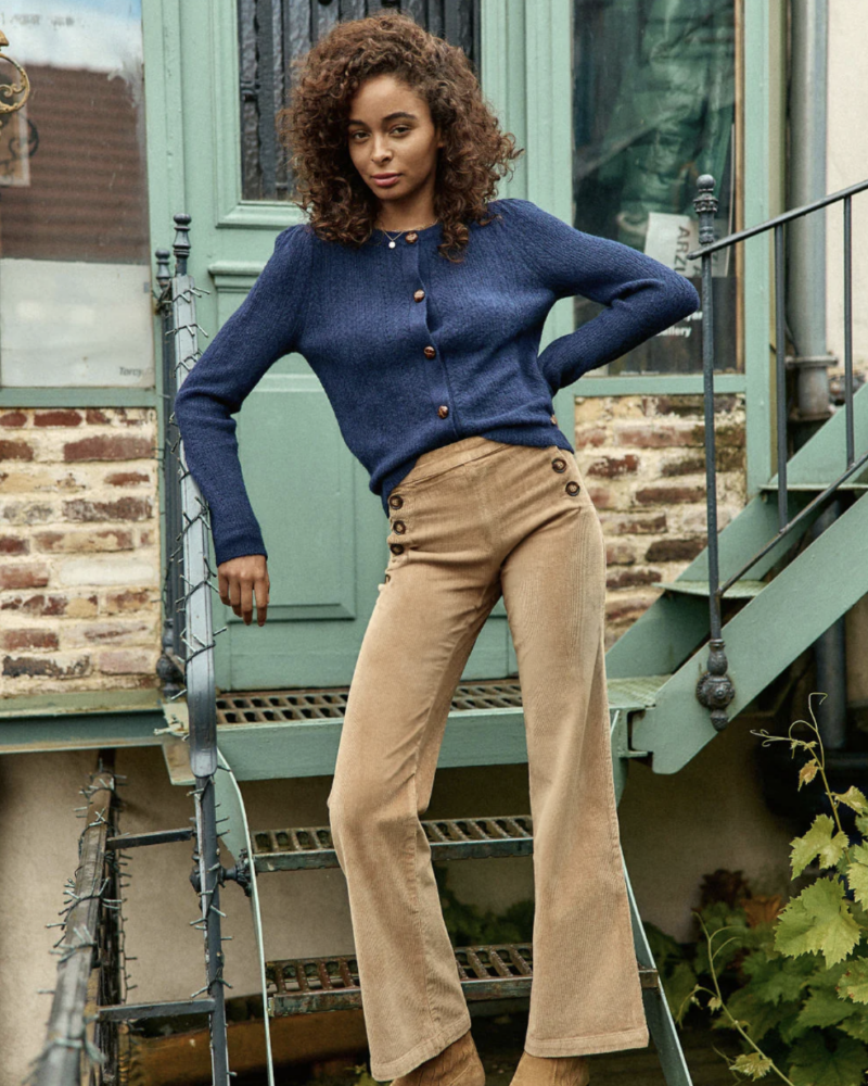 Voici notre nouveau pantalon PAO, édition velours ultra chic. Vos jambes s’allongent, c’est magique ! – Pantalon à ponts taille haute – Coupe flare qui allonge la jambe – Velours côtelé beige – Double patte de boutonnage – Fausses poches passepoilées à l’arrière – La mannequin mesure 173 cm et porte une taille 36 On aime le porter avec : un gros pull et une paire de bottines un look tendance automnal !