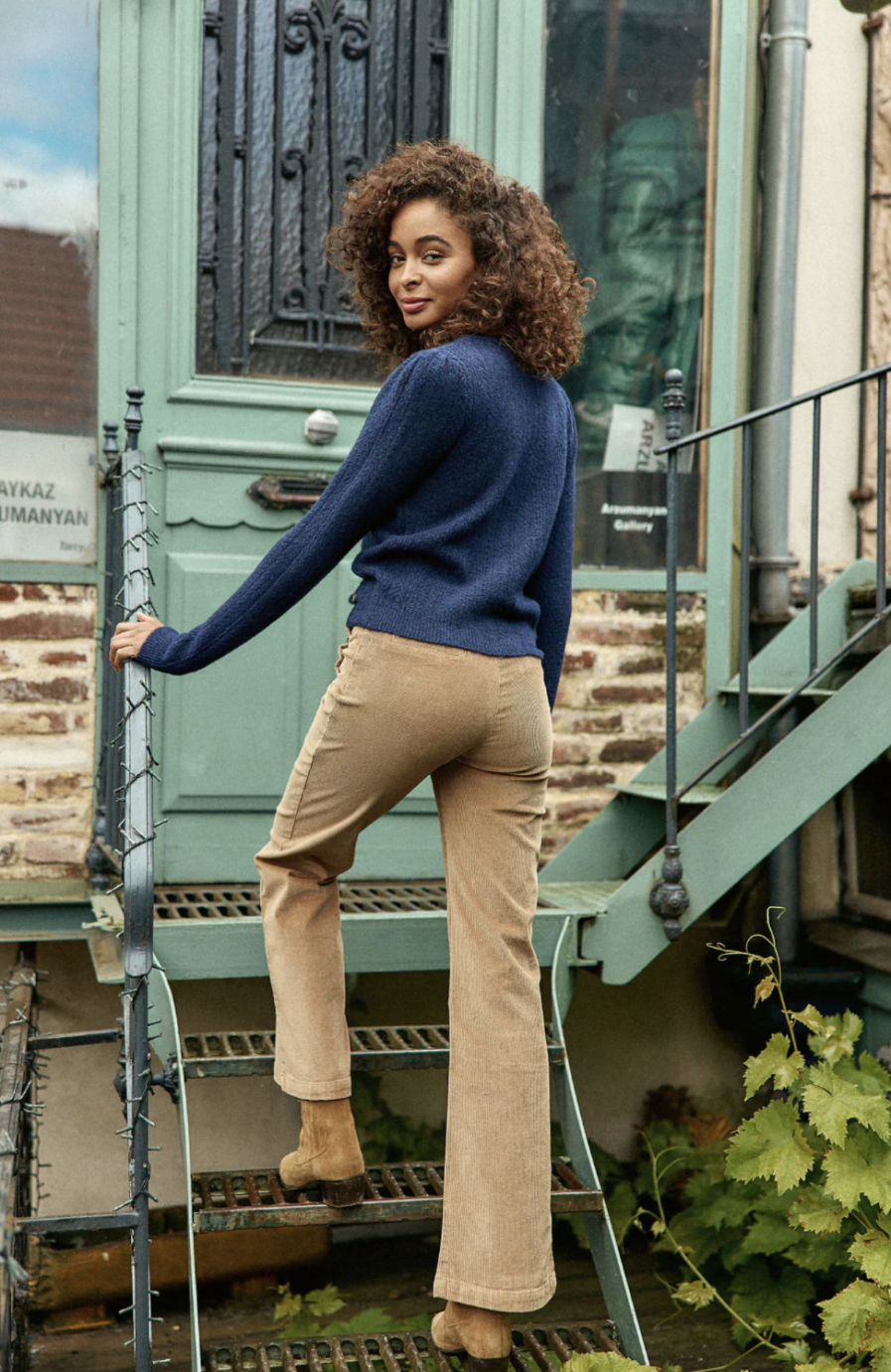 Voici notre nouveau pantalon PAO, édition velours ultra chic. Vos jambes s’allongent, c’est magique ! – Pantalon à ponts taille haute – Coupe flare qui allonge la jambe – Velours côtelé beige – Double patte de boutonnage – Fausses poches passepoilées à l’arrière – La mannequin mesure 173 cm et porte une taille 36 On aime le porter avec : un gros pull et une paire de bottines un look tendance automnal !