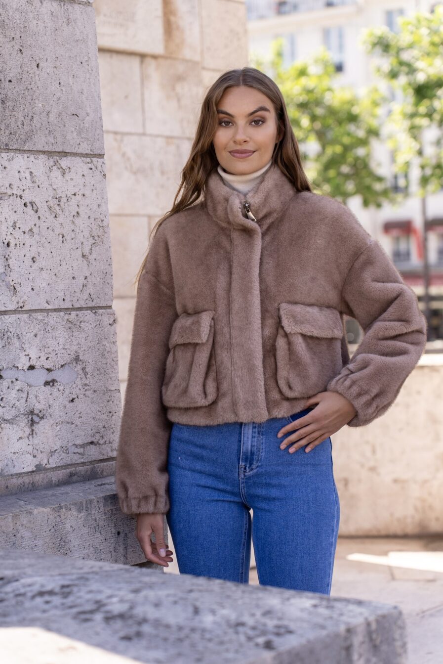 Craquez pour Camilla notre sublime veste en fausse fourrure qui vous tiendra chaud tout l’hiver ! Col montant Manches longues Fermeture zippée Deux vraies poches plaquées latérales Retrouvez le confort et la chaleur de sa fourrure camel On adore sa matière doudou pour rester au chaud en toute féminité !