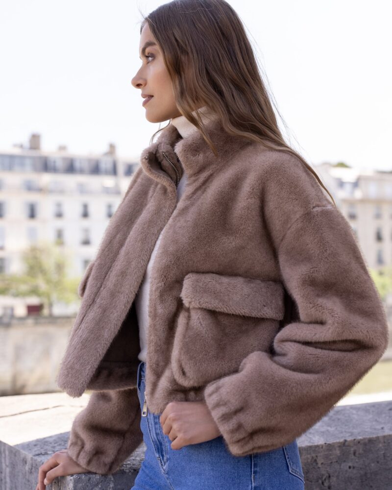 Craquez pour Camilla notre sublime veste en fausse fourrure qui vous tiendra chaud tout l’hiver ! Col montant Manches longues Fermeture zippée Deux vraies poches plaquées latérales Retrouvez le confort et la chaleur de sa fourrure camel On adore sa matière doudou pour rester au chaud en toute féminité !