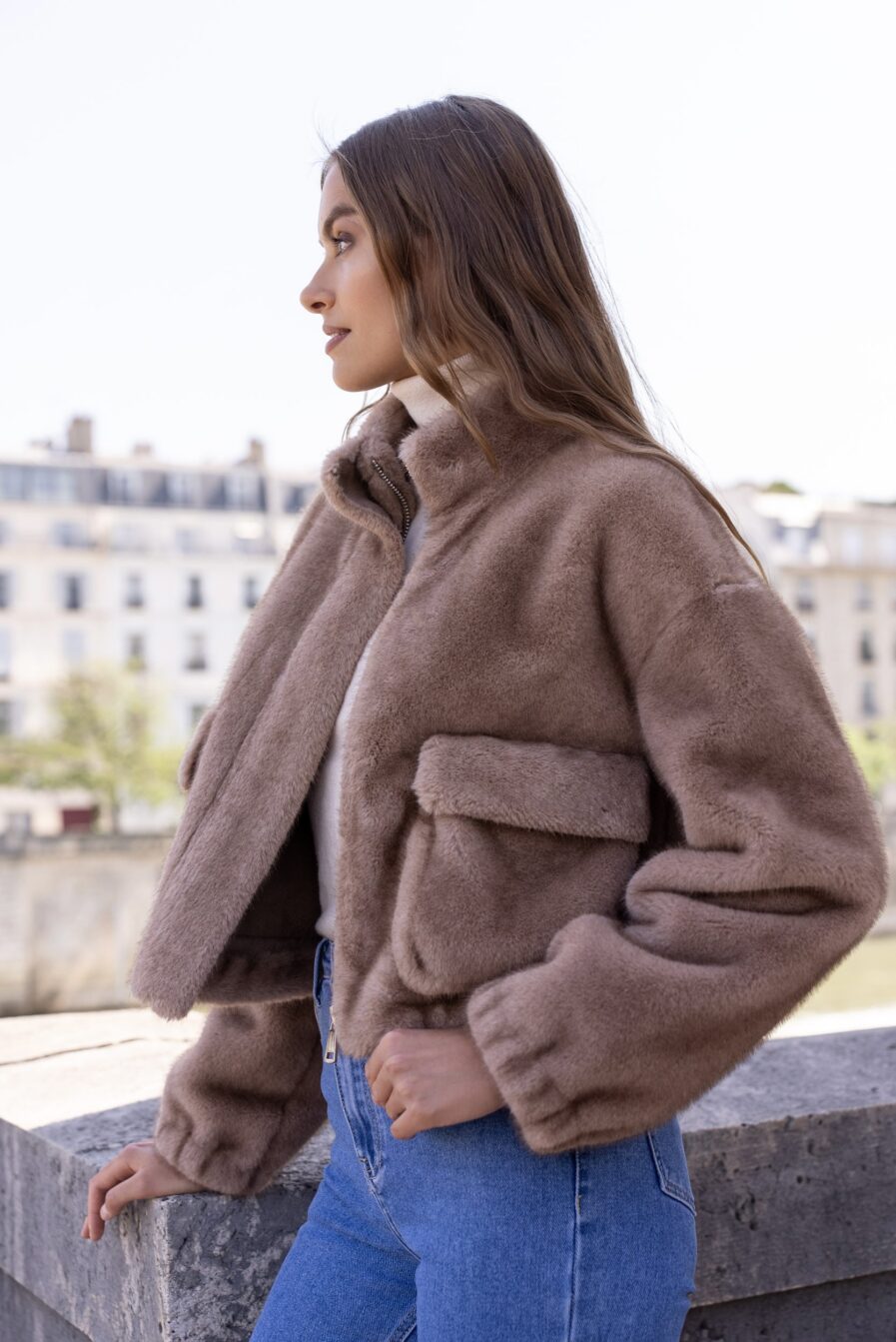 Craquez pour Camilla notre sublime veste en fausse fourrure qui vous tiendra chaud tout l’hiver ! Col montant Manches longues Fermeture zippée Deux vraies poches plaquées latérales Retrouvez le confort et la chaleur de sa fourrure camel On adore sa matière doudou pour rester au chaud en toute féminité !