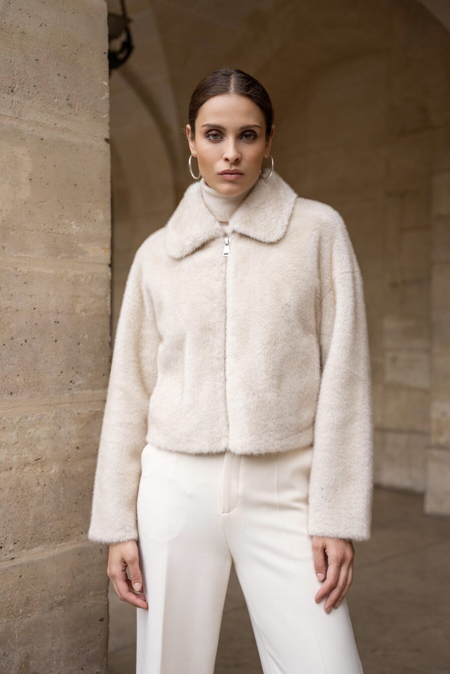 Craquez pour Jena notre sublime veste en fausse fourrure qui vous tiendra chaud tout l’hiver ! Col à revers Manches longues Fermeture zippée 2 poches côtés Retrouvez le confort et la chaleur de sa fourrure beige On adore sa matière doudou pour rester au chaud en toute féminité !