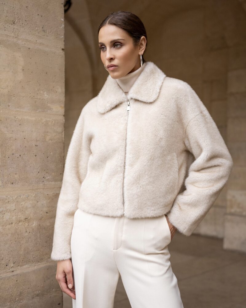 Craquez pour Jena notre sublime veste en fausse fourrure qui vous tiendra chaud tout l’hiver ! Col à revers Manches longues Fermeture zippée 2 poches côtés Retrouvez le confort et la chaleur de sa fourrure beige On adore sa matière doudou pour rester au chaud en toute féminité !